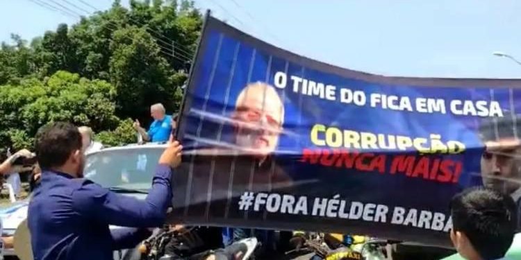 Cartaz Sobre Corrup O Faz Seguran A De Helder Agredir Manifestante