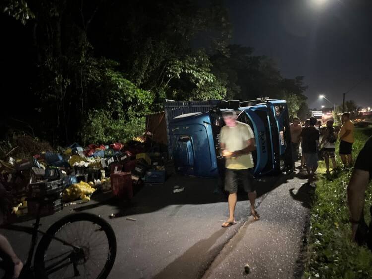 Caminh O Carregado De Frutas E Verduras Tomba Na Br Portal De