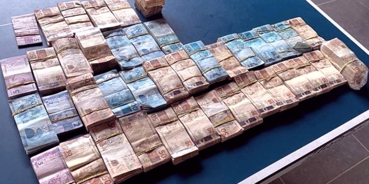Militares desviaram e vendiam cocaína: R$ 250 mil no teto da casa de sargento