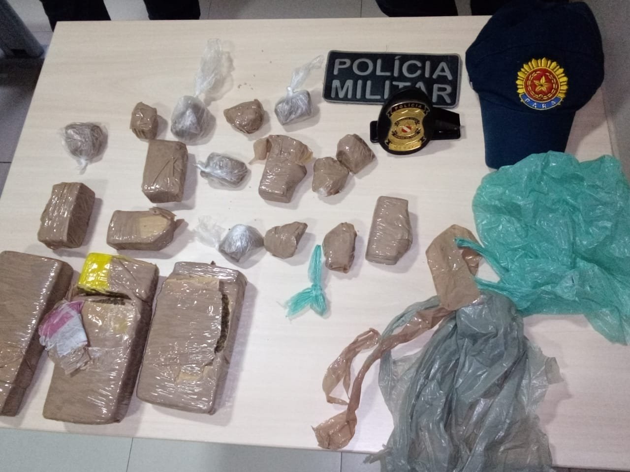 Mulher E Presa Em Flagrante Com 4 Quilos De Drogas Escondidas Em Casa