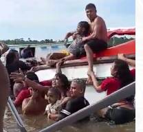 ABAETETUBA – Pânico no rio e barco vira com 25 passageiros: vídeo