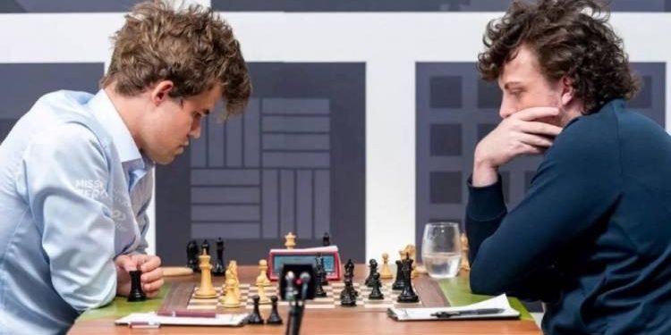 Xadrez: Hans Niemann e Magnus Carlsen encerram processo