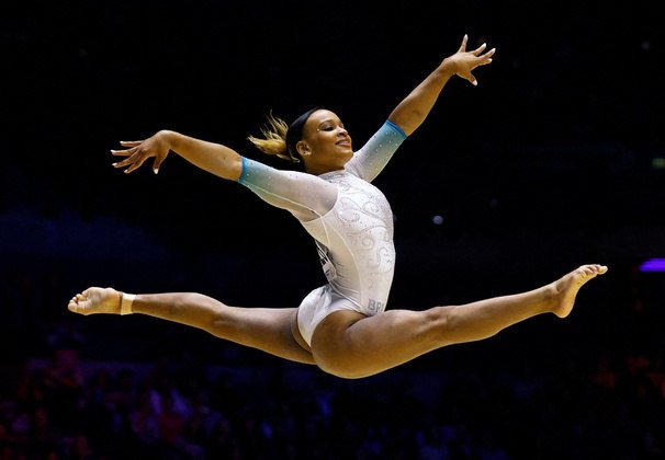 Simone Biles dá show, repete 'salto perfeito' e lidera o Mundial