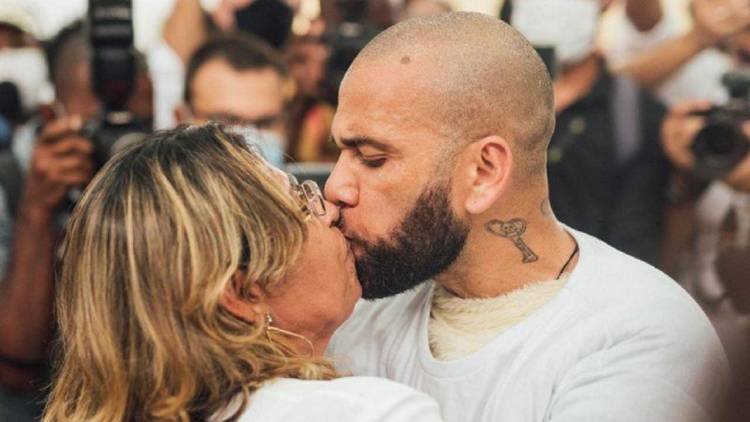 Mulher Que Acusa Daniel Alves De Estupro Irá Processar Mãe De Jogador Após Divulgação De Imagem 